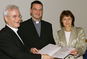 Dr. Guballa, Pfr. Geiß und Fr. Ute-Kipping-Karbach bei der Errichtung der Stiftung St. Andreas 2008