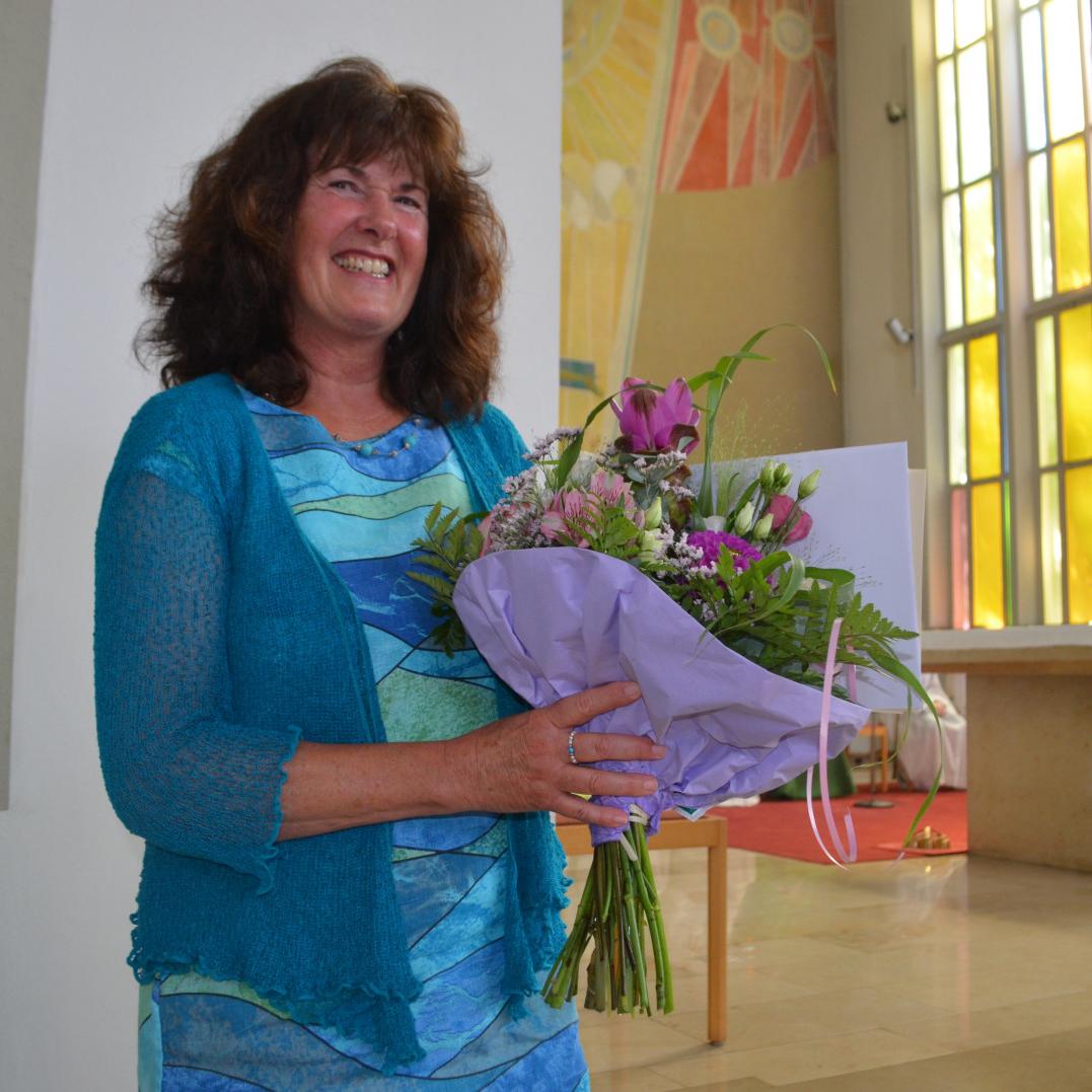 Über einen bunten Blumenstrauß zum Abschied aus dem Berufsleben freute sich Christine Ganß.
