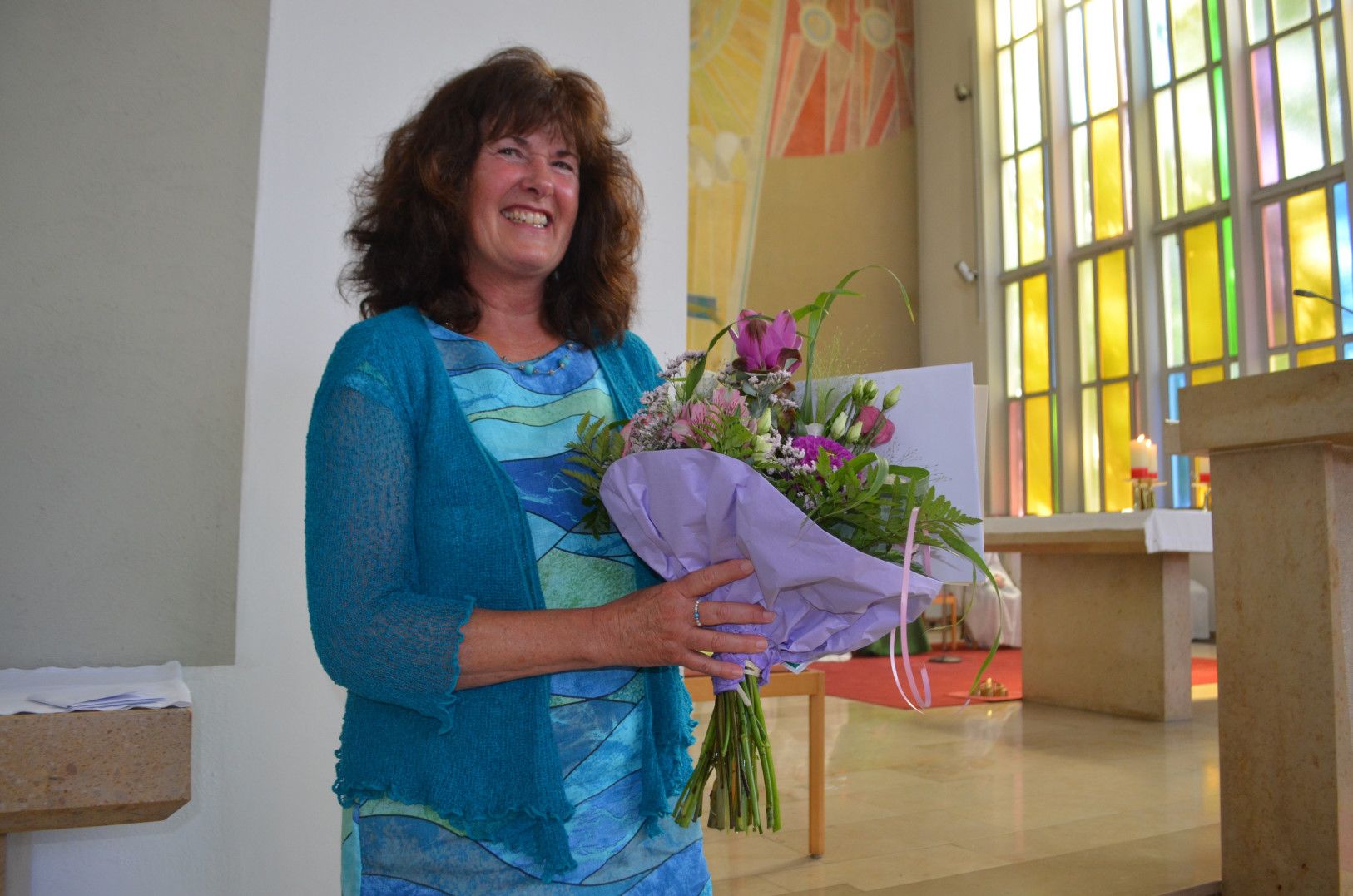 Über einen bunten Blumenstrauß zum Abschied aus dem Berufsleben freute sich Christine Ganß. (c) Maria Weißenberger