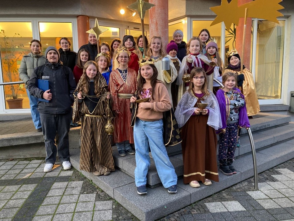 Kostheimer Sternsinger vor dem Ferrutiushaus (c) Silke Schäfer