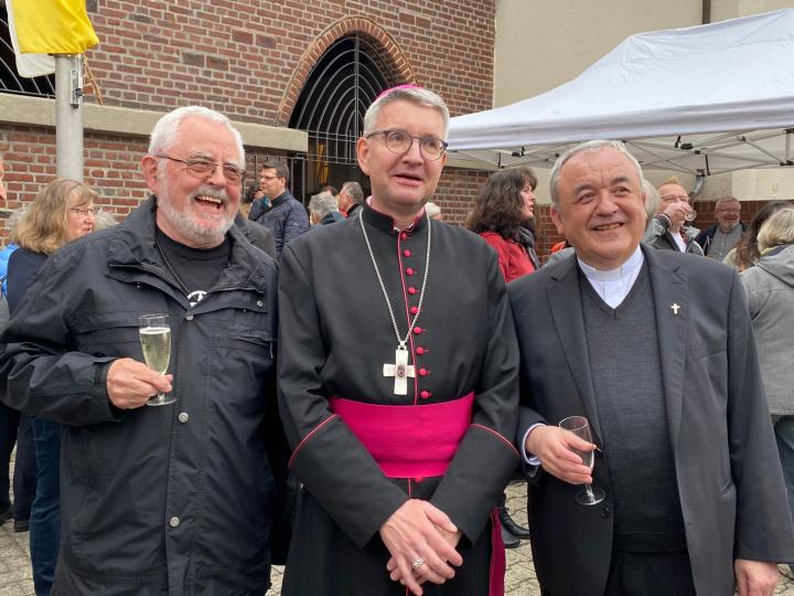Sichtlich gut gelaunt: Pfarrer Bardo Maria Haus, Bischof Kohlgraf und Pfarrer Karl Zirmer