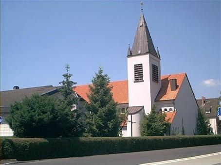 Die Kirche vom Friedrich-Ebert-Platz aus