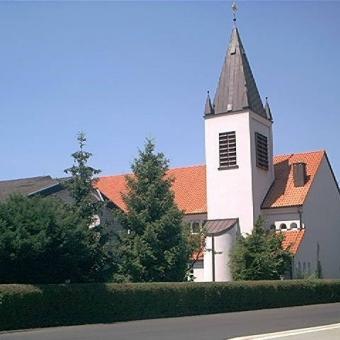 Die Kirche vom Friedrich-Ebert-Platz aus