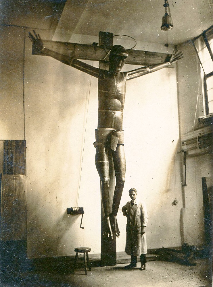 1926: Das Kruzifix im Ateilier von Hans Wissel