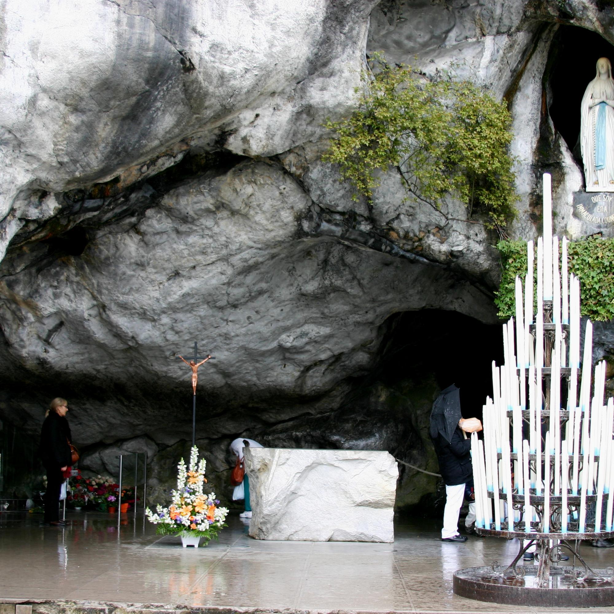 Grotto_of_Lourdes_-_Lourdes_2014_(3)