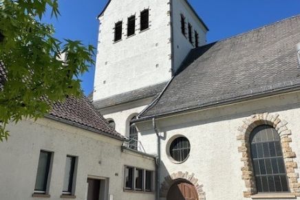 Gemeinsam im Schatten des Kirchturms