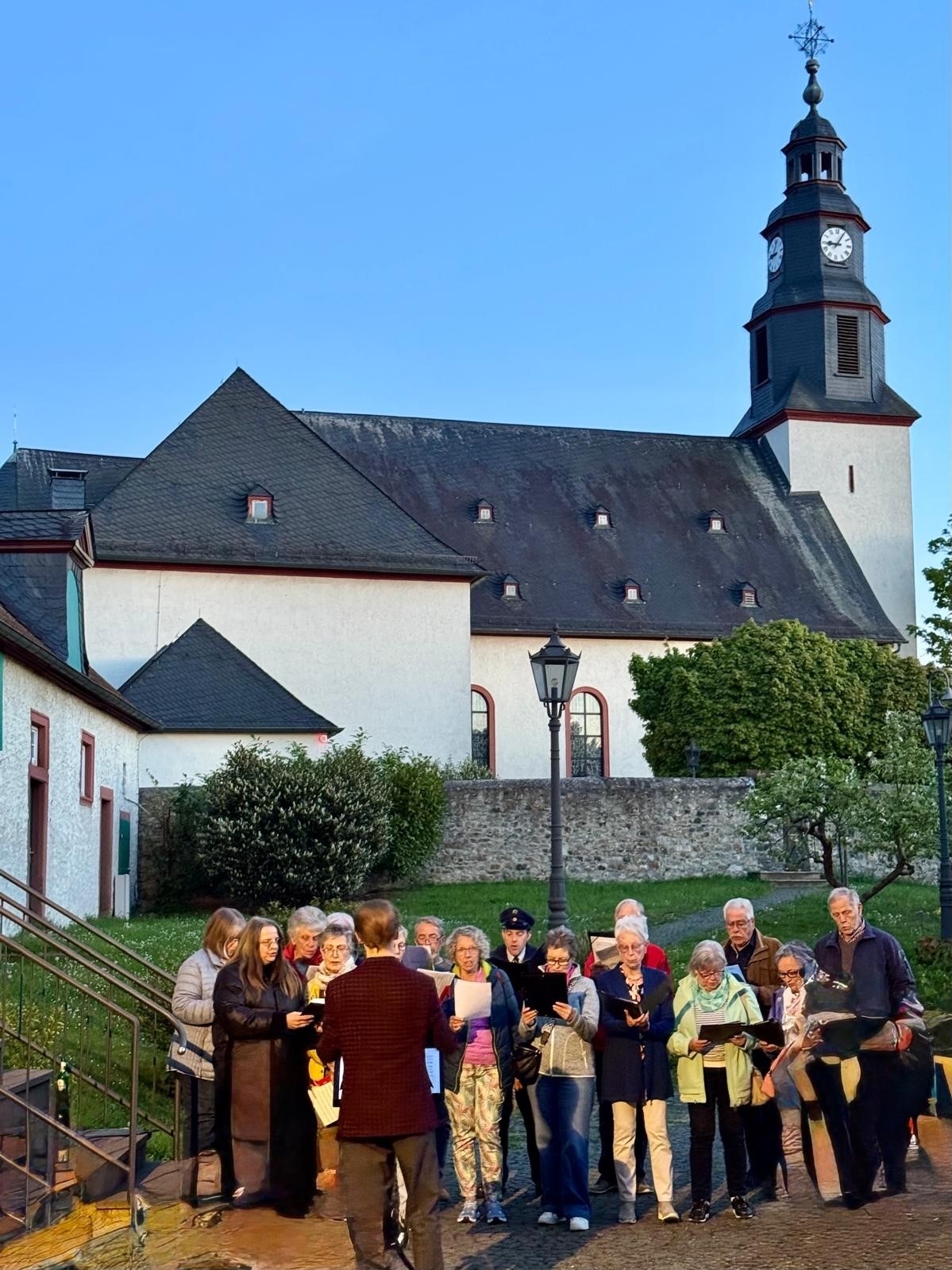 Kirchenchor im Pfarrhof St. Remigius 2025 (c) © privat K. Schraub mit Einverständnis zur Veröffentlichung der Abgebildeten