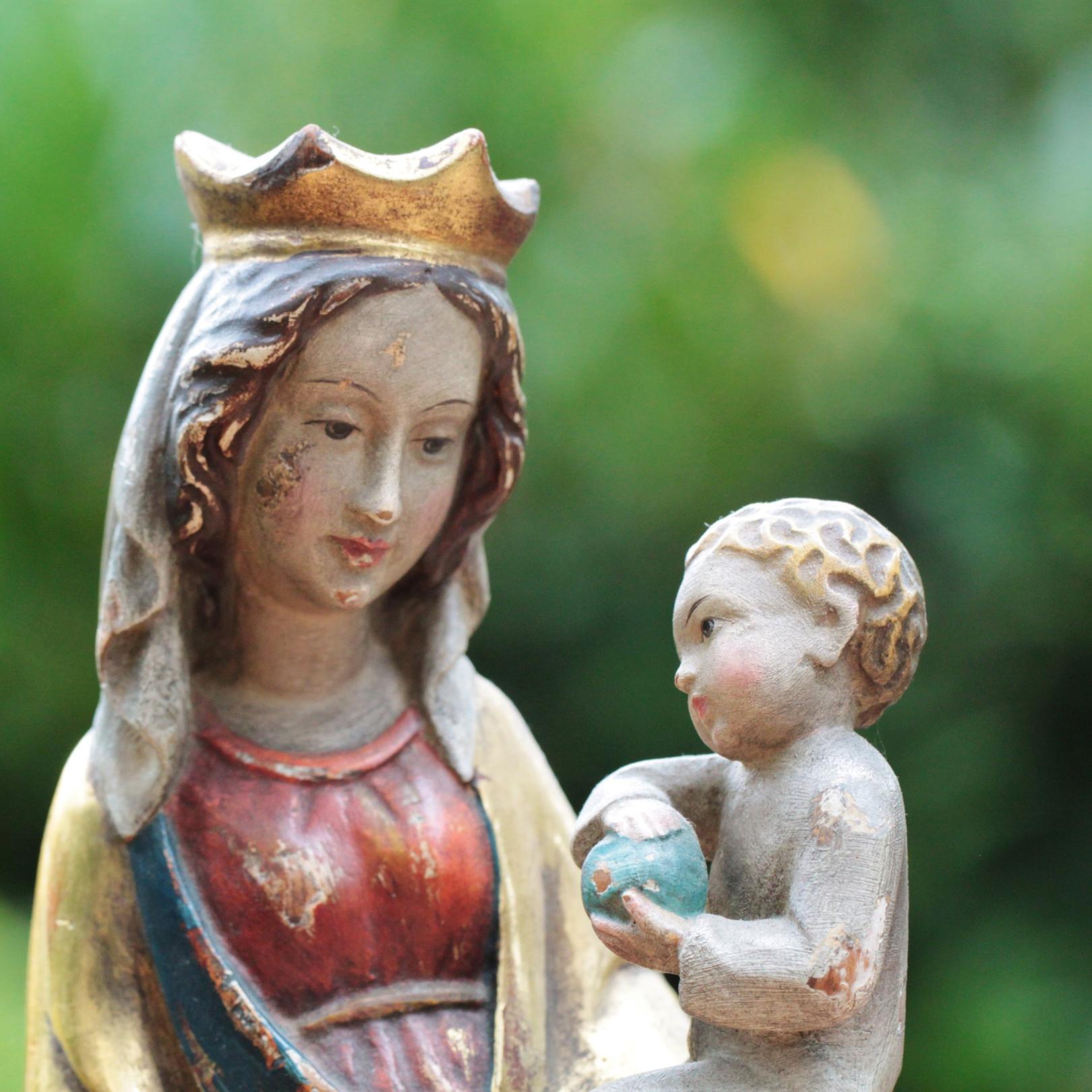 Marienfigur mit Jesuskind auf dem Arm