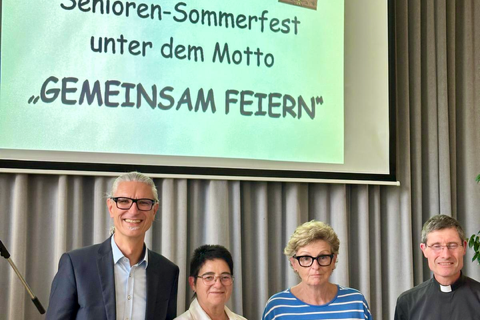 (v. l. Bürgermeister Mario Sprengel, Lucia Feuerstein, Edith Heil, Pfarrer Tobias Roßbach)