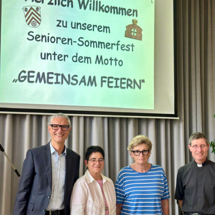 (v. l. Bürgermeister Mario Sprengel, Lucia Feuerstein, Edith Heil, Pfarrer Tobias Roßbach)