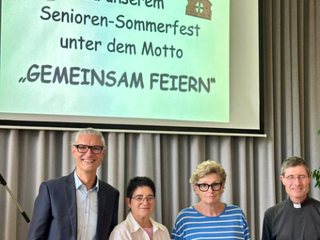 (v. l. Bürgermeister Mario Sprengel, Lucia Feuerstein, Edith Heil, Pfarrer Tobias Roßbach)