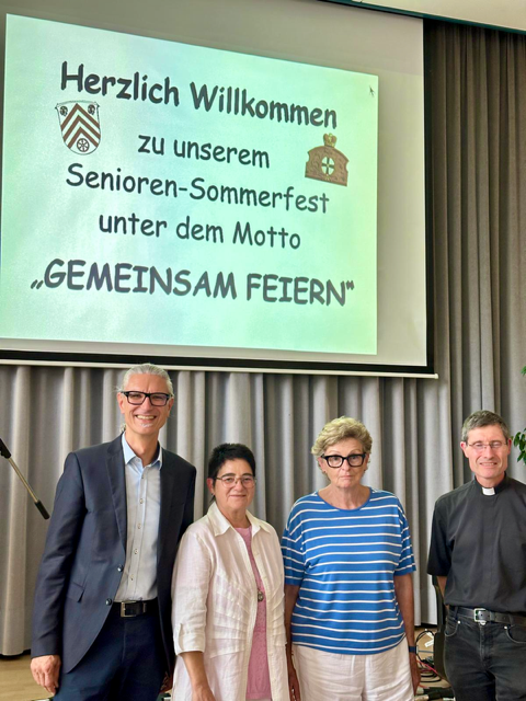 (v. l. Bürgermeister Mario Sprengel, Lucia Feuerstein, Edith Heil, Pfarrer Tobias Roßbach)