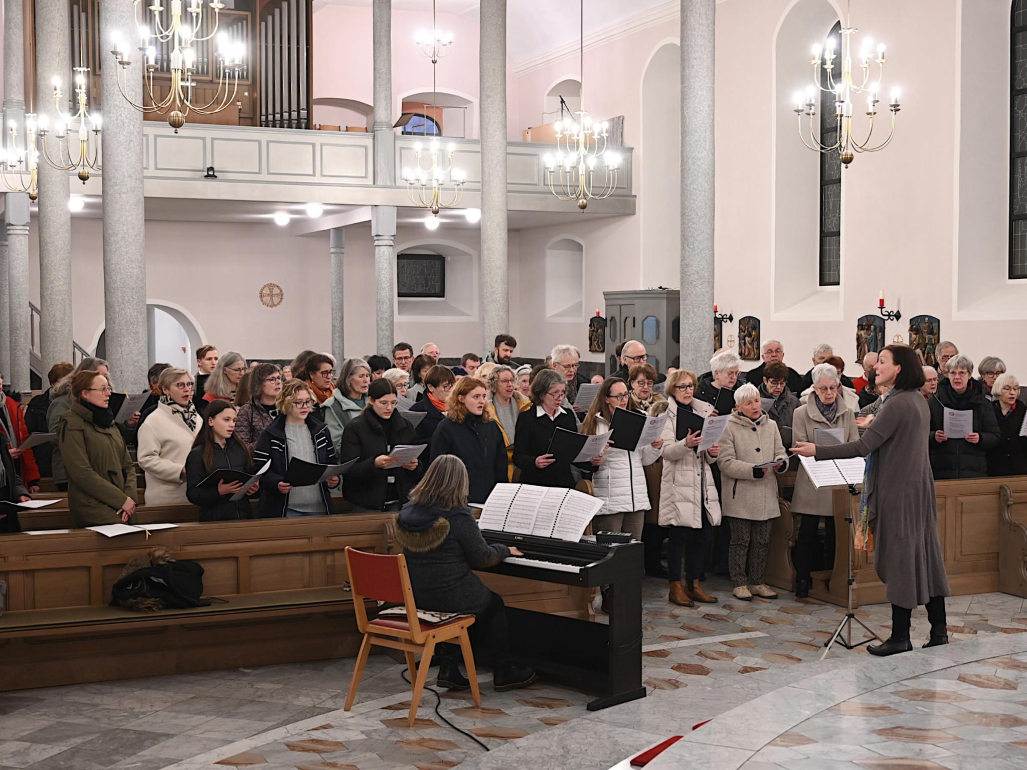 Blick in das Kirchenschiff von St. Remigius