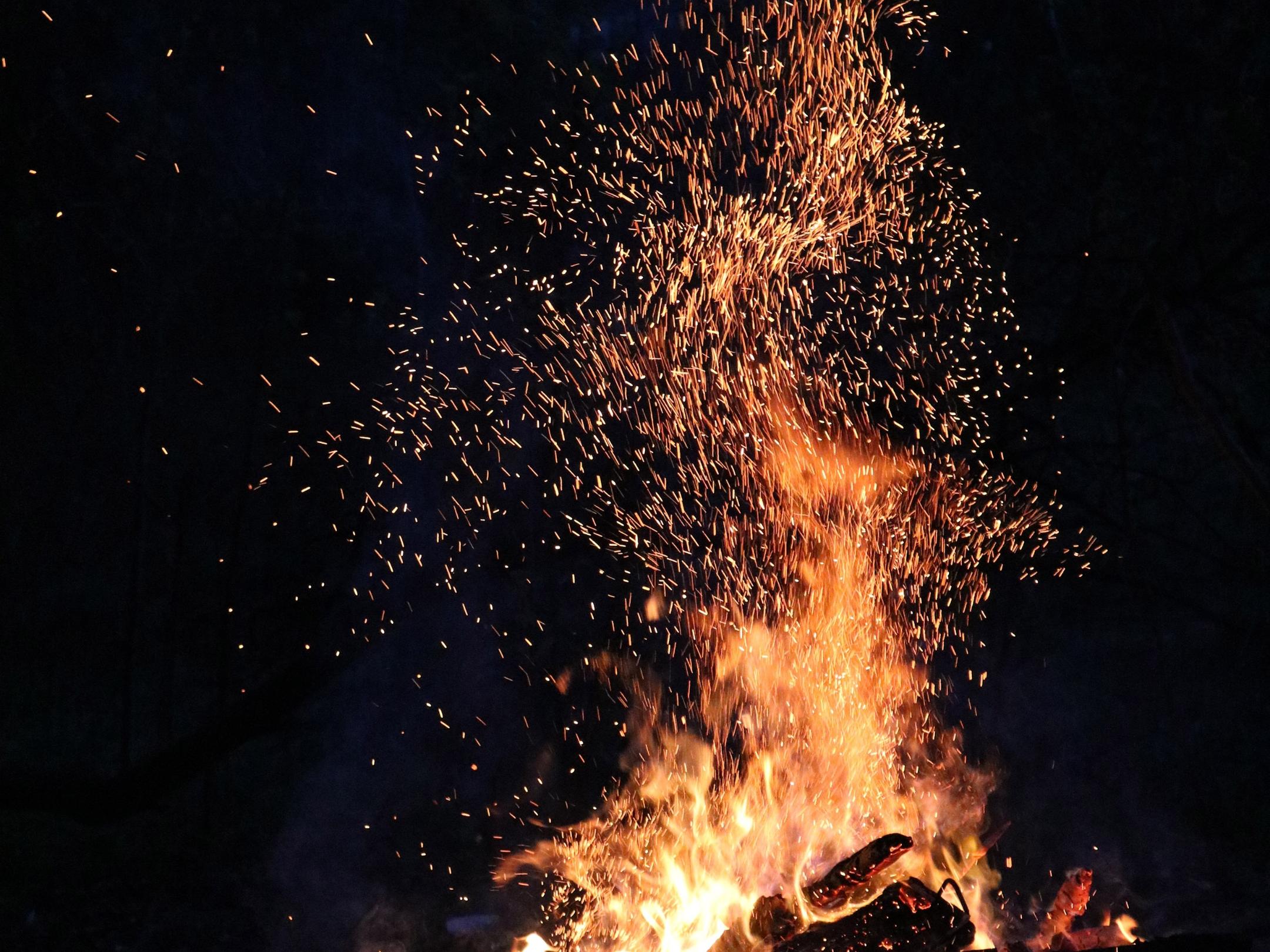 Feuernight-1620228_by_meradis_pixabay_pfarrbriefservice