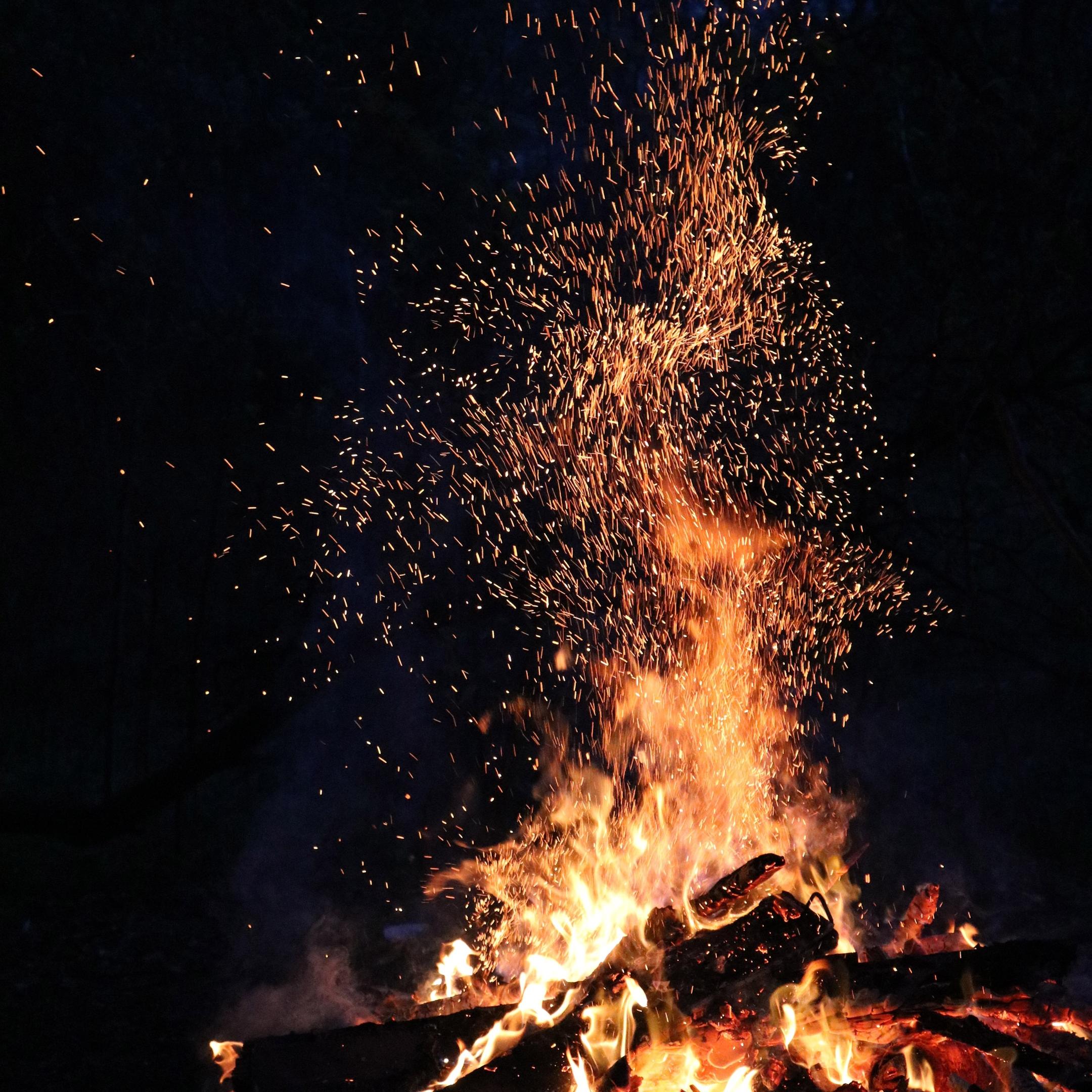 Feuernight-1620228_by_meradis_pixabay_pfarrbriefservice