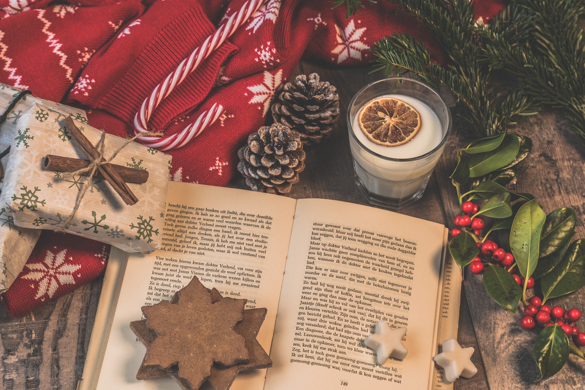 Weihnachten mit Geschenk (c) Jill Wellington (Pixabay)