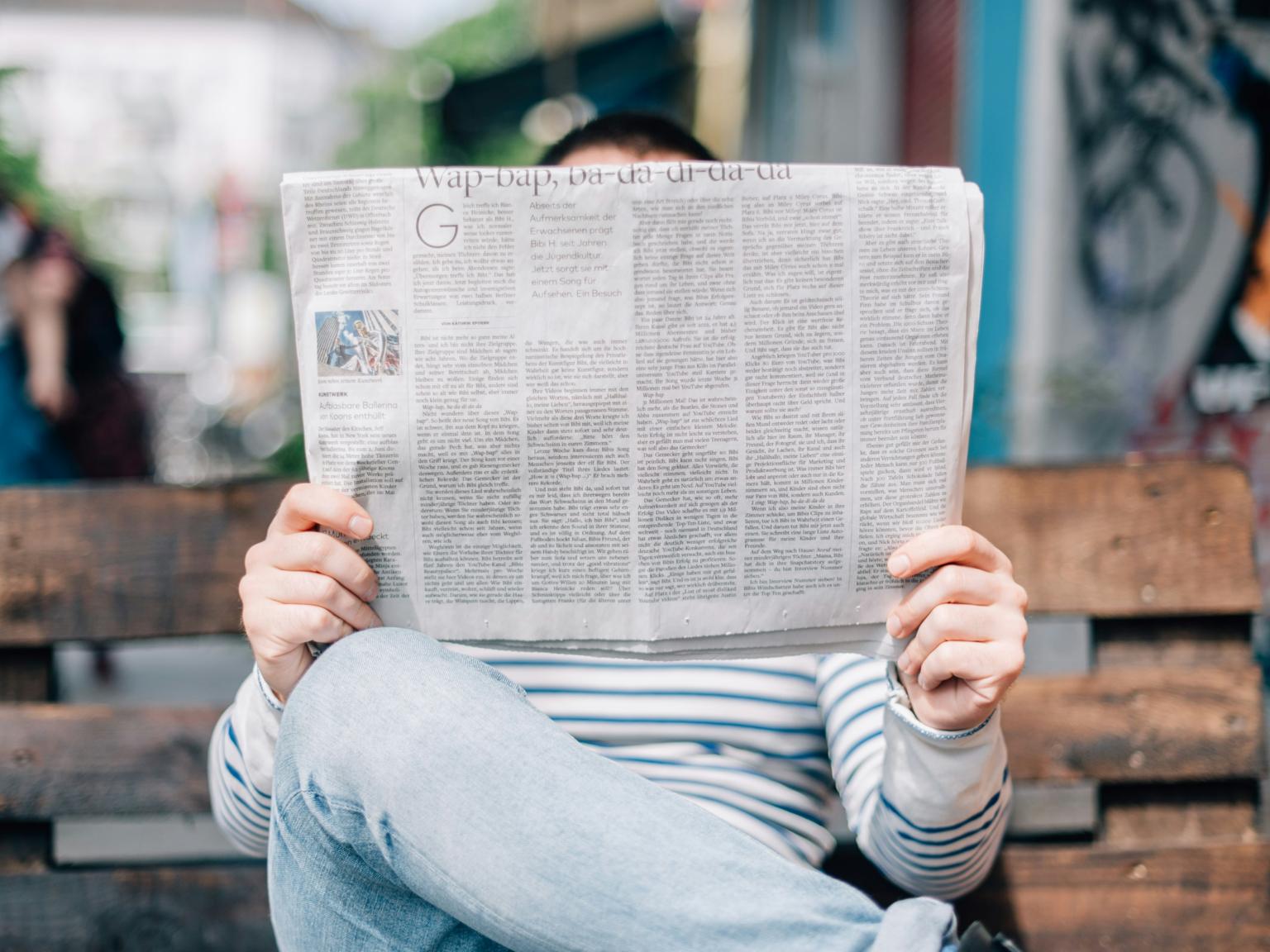 Nachrichten (c) Foto von <a href=https://unsplash.com/de/@iamromankraft?utm_content=creditCopyText&utm_medium=referral&utm_source=unsplash>Roman Kraft</a> auf <a href=https://unsplash.com/de/fotos/man-sitting-on-bench-reading-newspaper-_Zua2hyvTBk?utm_content=creditCopyText&utm_medium=referral&utm_source=unsplash>Unsplash</a>