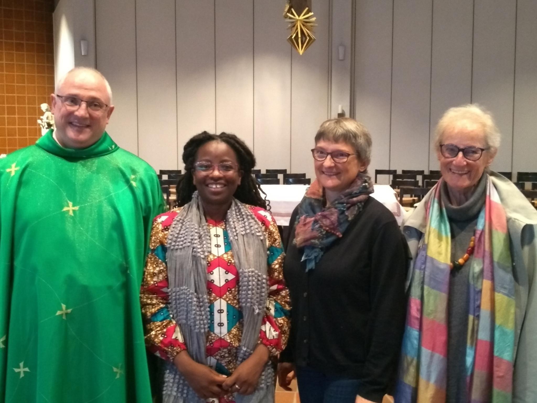 missio-Gast Paula Kidakwa (2. von links) mit Pfr. Mulach, Jacqueline Schlesinger und Hildegard Wandt