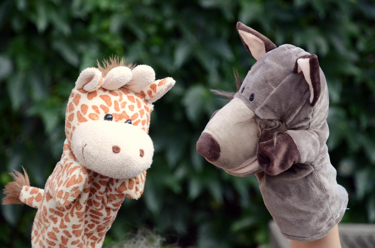 Giraffe und Wolf (c) Christian Schmitt pfarrbriefservice.de