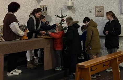Kinder im Gottesdienst helfen dem schlauen Fuchs (c) Thamm
