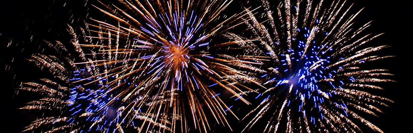 Wir laden Sie ein, an Silvester um 18 Uhr eine Kerze ins Fenster zu stellen Wir laden Sie ein, an Silvester um 18 Uhr eine Kerze ins Fenster zu stellen