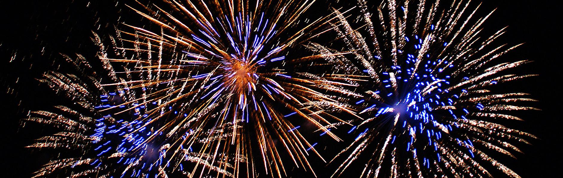 Wir laden Sie ein, an Silvester um 18 Uhr eine Kerze ins Fenster zu stellen Wir laden Sie ein, an Silvester um 18 Uhr eine Kerze ins Fenster zu stellen