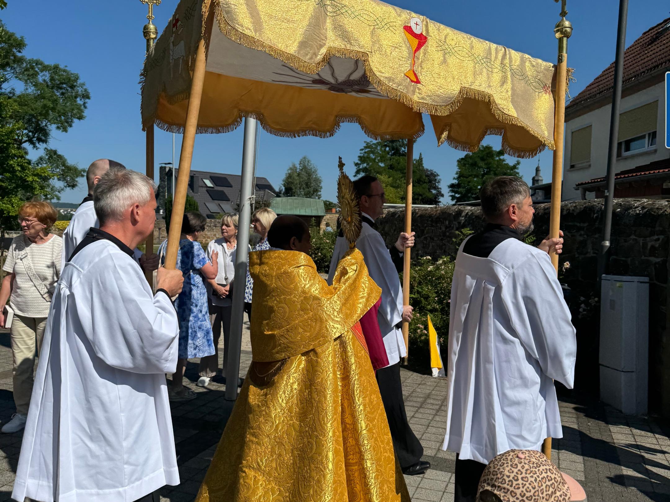 Prozession vor der Kirche