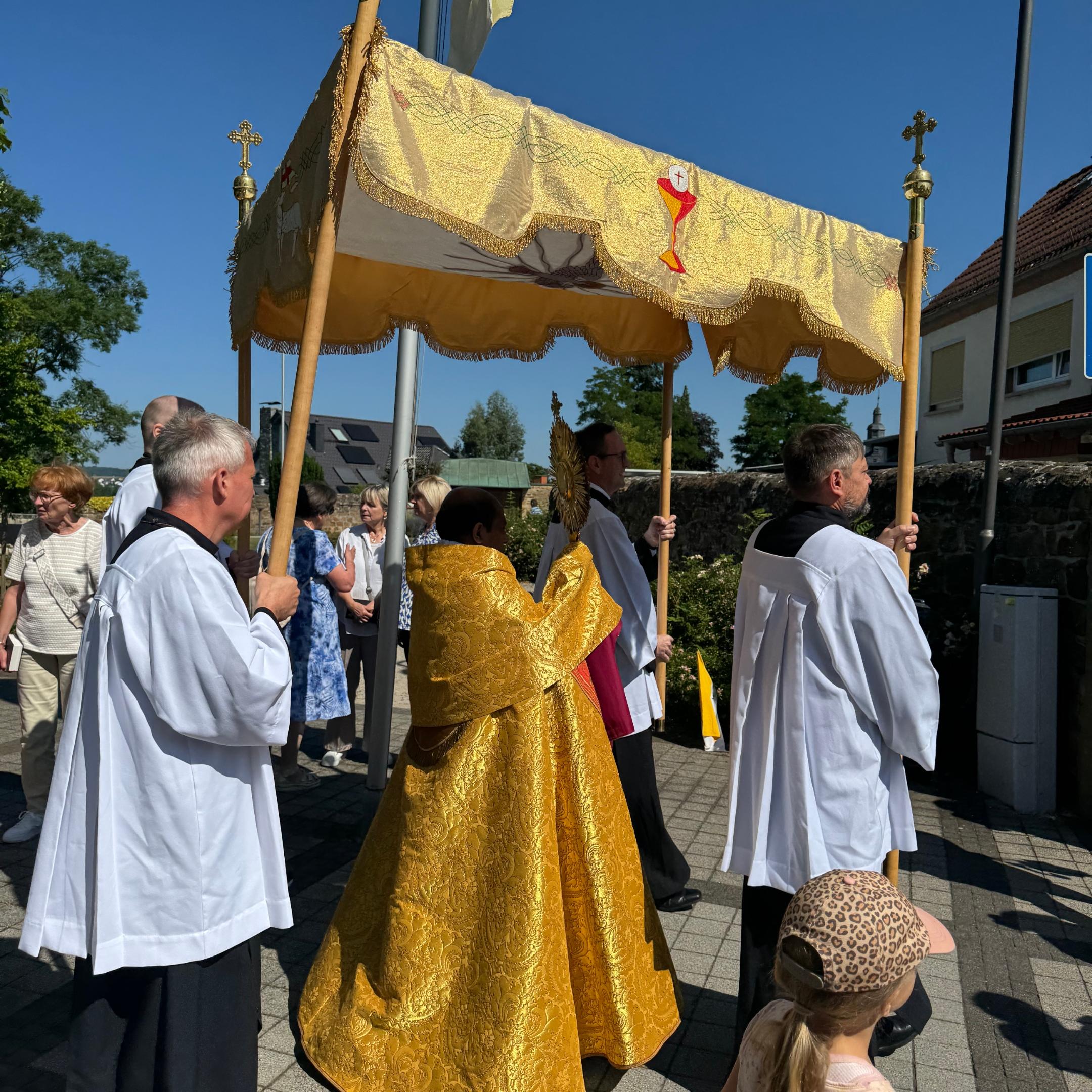 Prozession vor der Kirche