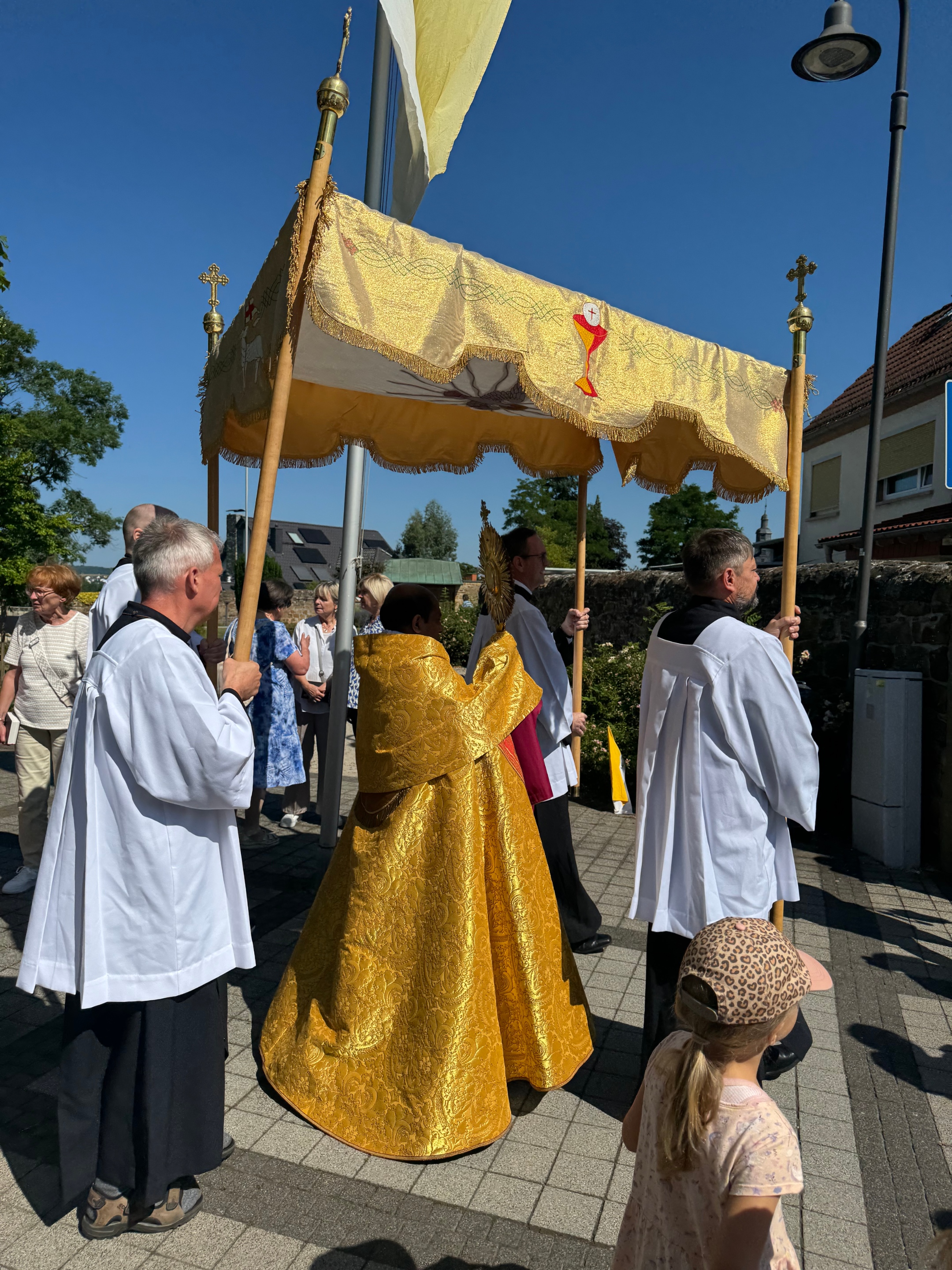 Prozession vor der Kirche