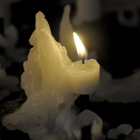 Gebet bei Kerzenschein (c) Pfarrbriefservice.de / Michael Bogedain
