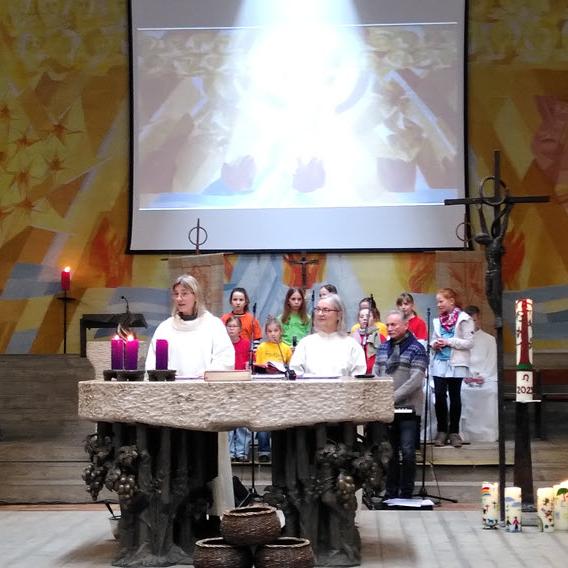 Apostelinnen-Leuchter (c) Hiltrud Mayerle