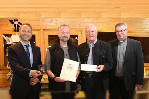 v. links: Marcel Schneider (Bistum Mainz), Büchereileiter Markus Bonifer, Landtagsvizepräsident Frank Lortz, Pfarrer Willi Gerd Kost