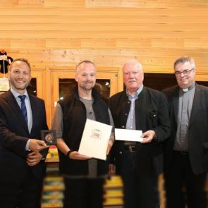 v. links: Marcel Schneider (Bistum Mainz), Büchereileiter Markus Bonifer, Landtagsvizepräsident Frank Lortz, Pfarrer Willi Gerd Kost (c) Markus Bonifer