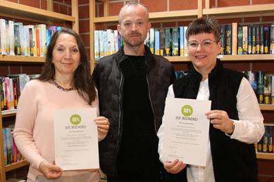 Unser Foto zeigt links Petra Bechtold, in der Mitte Büchereileiter Markus Bonifer und rechts Susanne Daum