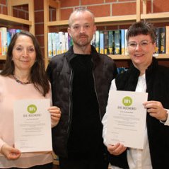 Unser Foto zeigt links Petra Bechtold, in der Mitte Büchereileiter Markus Bonifer und rechts Susanne Daum (c) Markus Bonifer