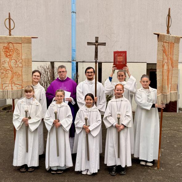 MinistrantInnen mit Pfarrer Willi Gerd Kost (c) Klaus Lagemann