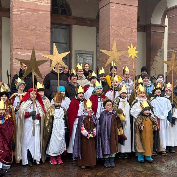 Sternsinger vor dem Seligenstädter Rathaus (c) Gabi Laist-Kerber