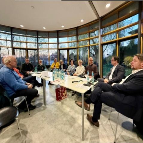 Treffen im Pavillon des Gemeindezentrums (c) Christoph Niekamp