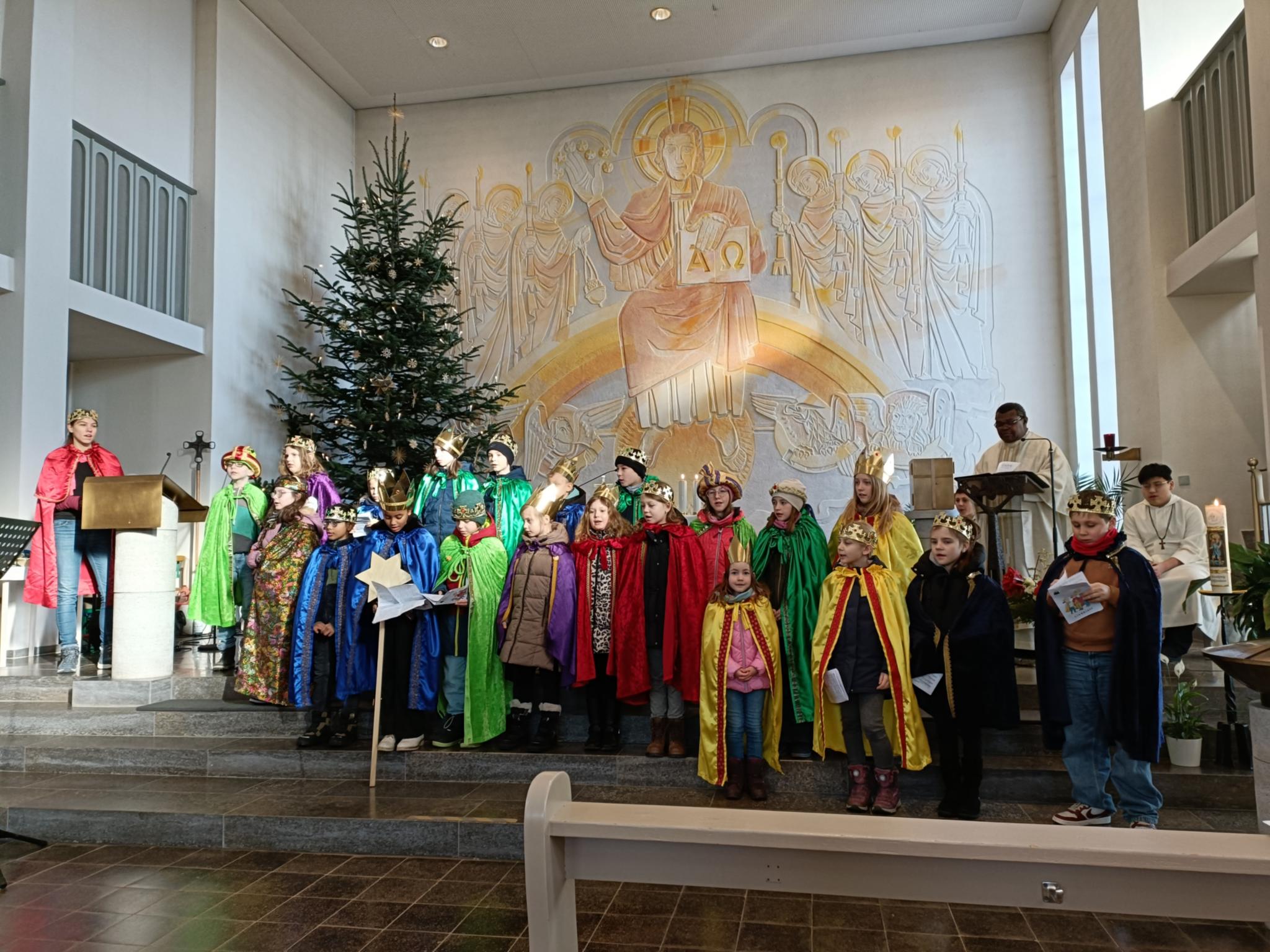 Das Bild zeigt die Sternsinger der Gemeinde Wölfersheim/Echzell in der Kirche Christkönig Wölfersheim beim Sternsingergottesdienst am 11.01.2026.