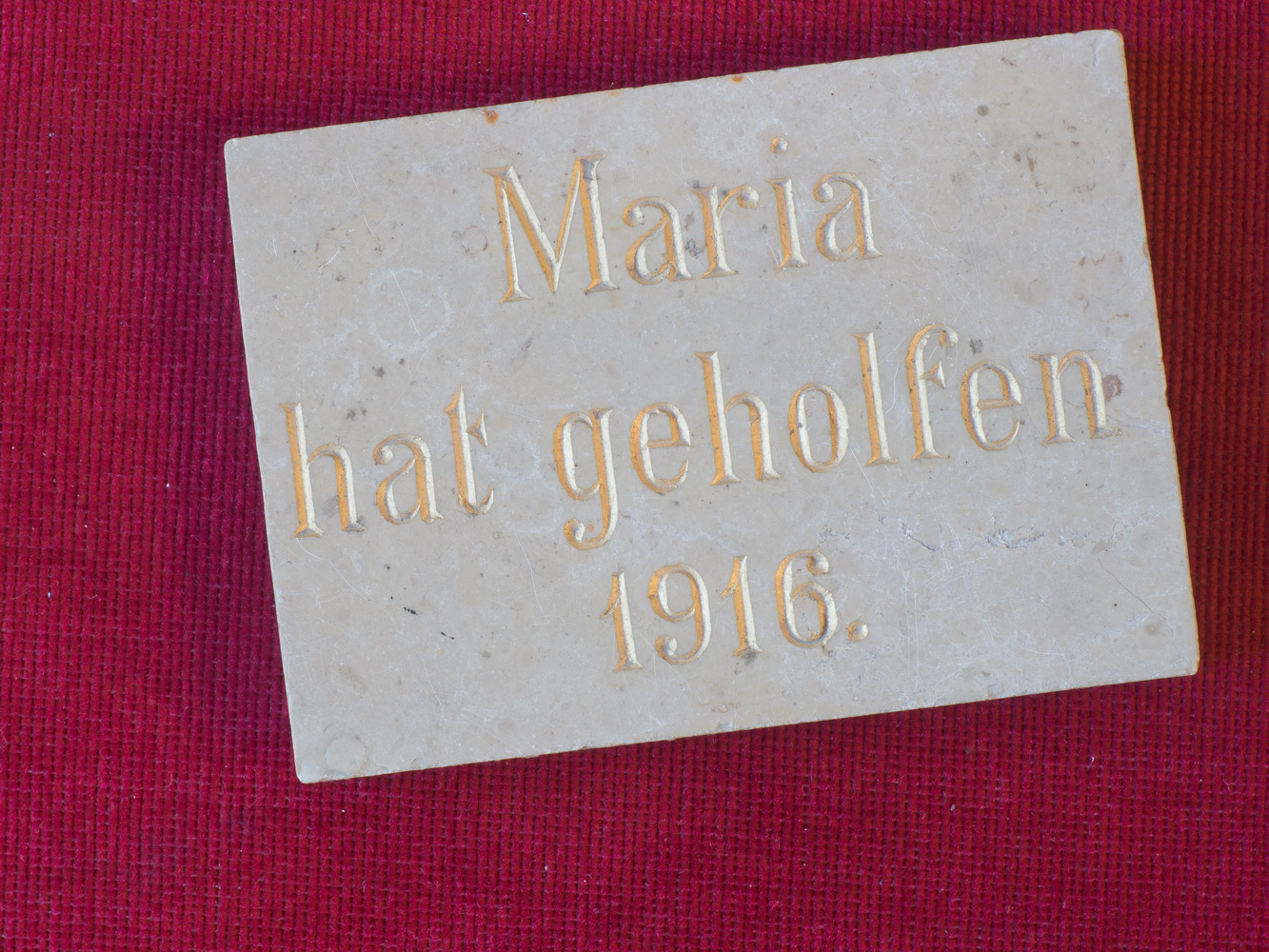 Schicht 04, Votivtafel Maria hat geholfen (c) Norbert Rau