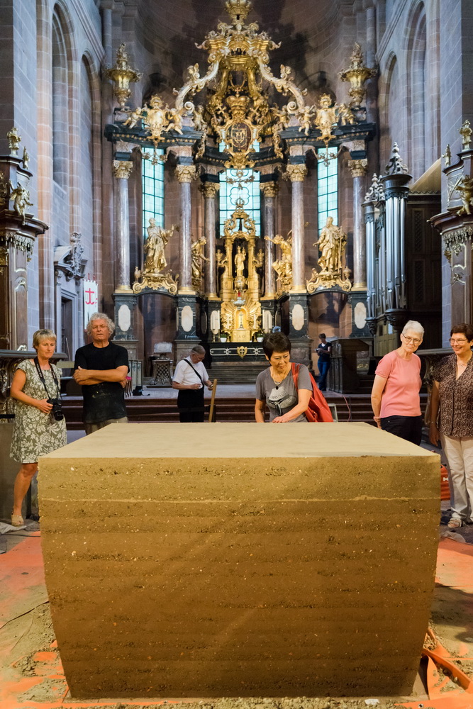 Aufbau Lehm-Altar, Tag 4 (c) Norbert Rau