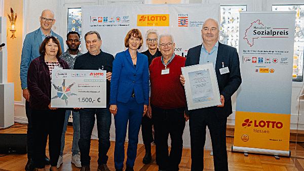 Einen symbolischen Scheck in Höhe von 1500 Euro nahm Andrea Schaal-Walosik (vorne links) bei der Übergabe des Hessischen Sozialpreises für den Interkulturellen Männertreff entgegen.