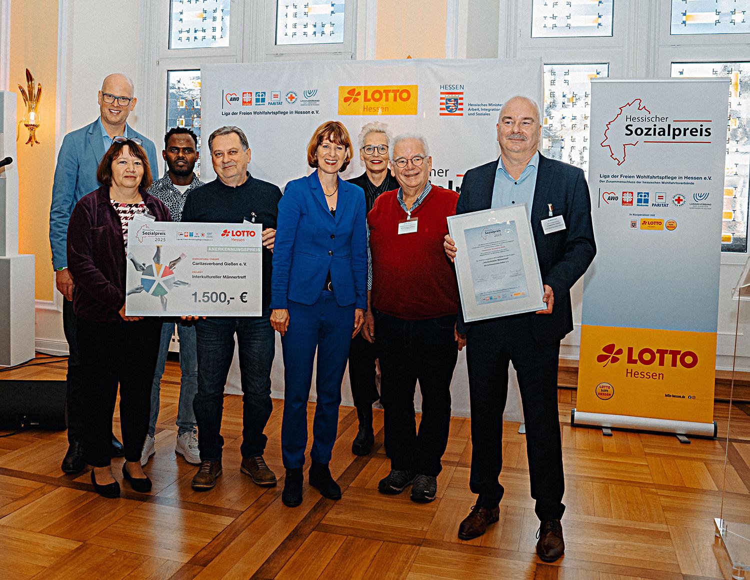 Einen symbolischen Scheck in Höhe von 1500 Euro nahm Andrea Schaal-Walosik (vorne links) bei der Übergabe des Hessischen Sozialpreises für den Interkulturellen Männertreff entgegen.