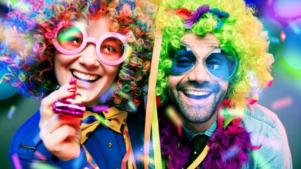 Fröhliches Pärchen feiert Fastnacht