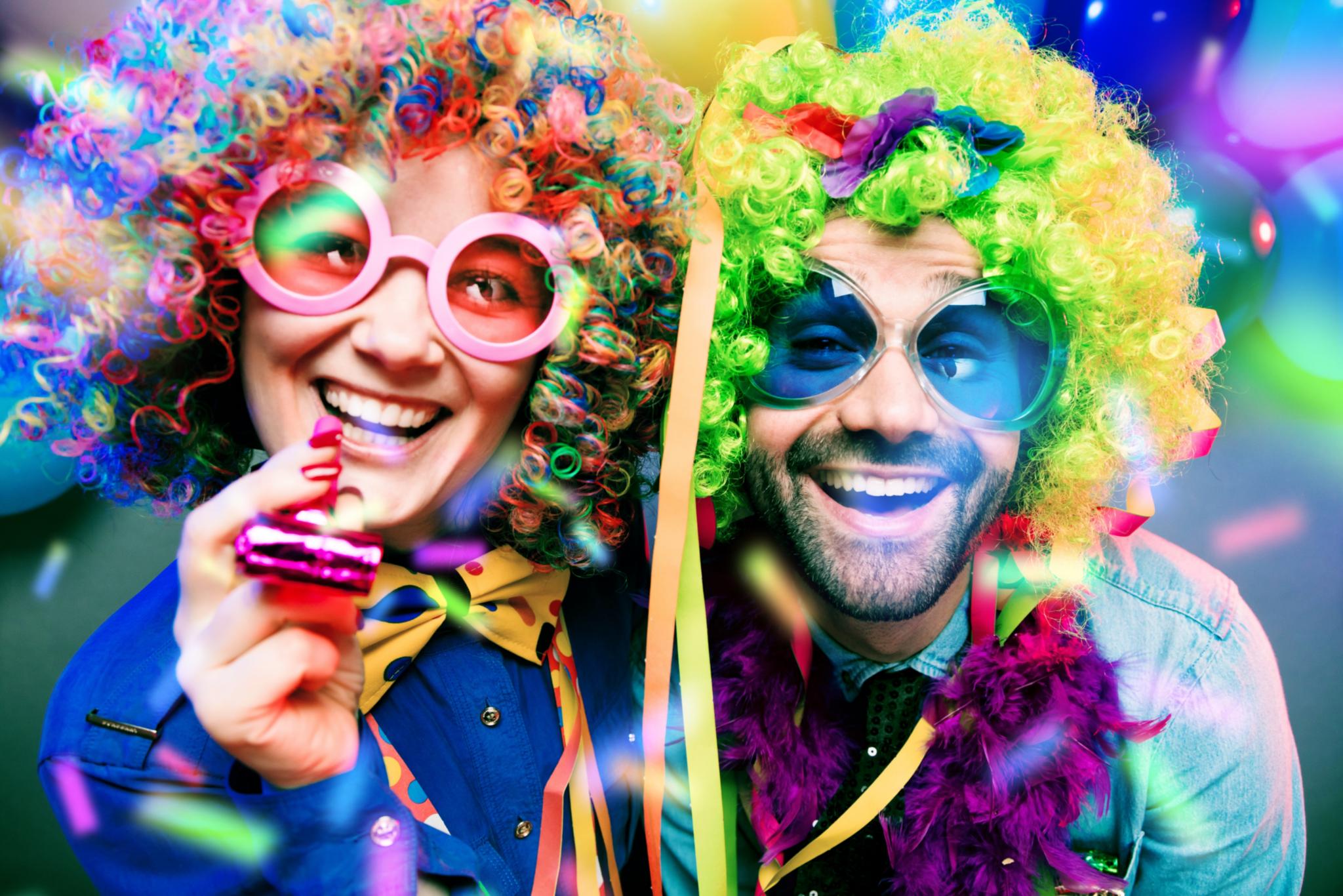 Fröhliches Pärchen feiert Fastnacht