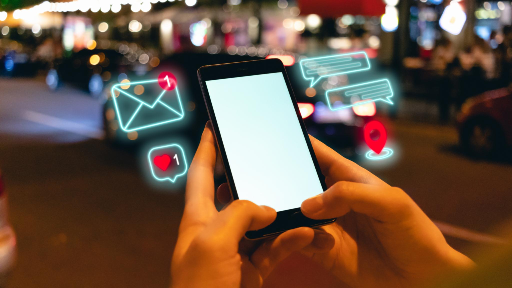 Junge Frau mit Smartphone und Media Notificationen