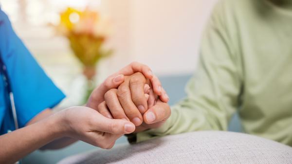 Kranker Mensch wird betreut