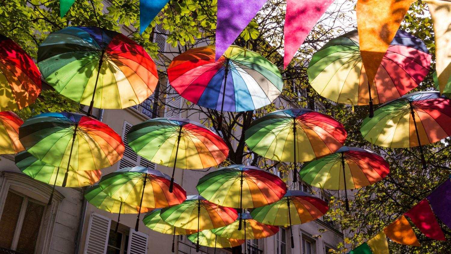 bunte Regenschirme über einer Straße
