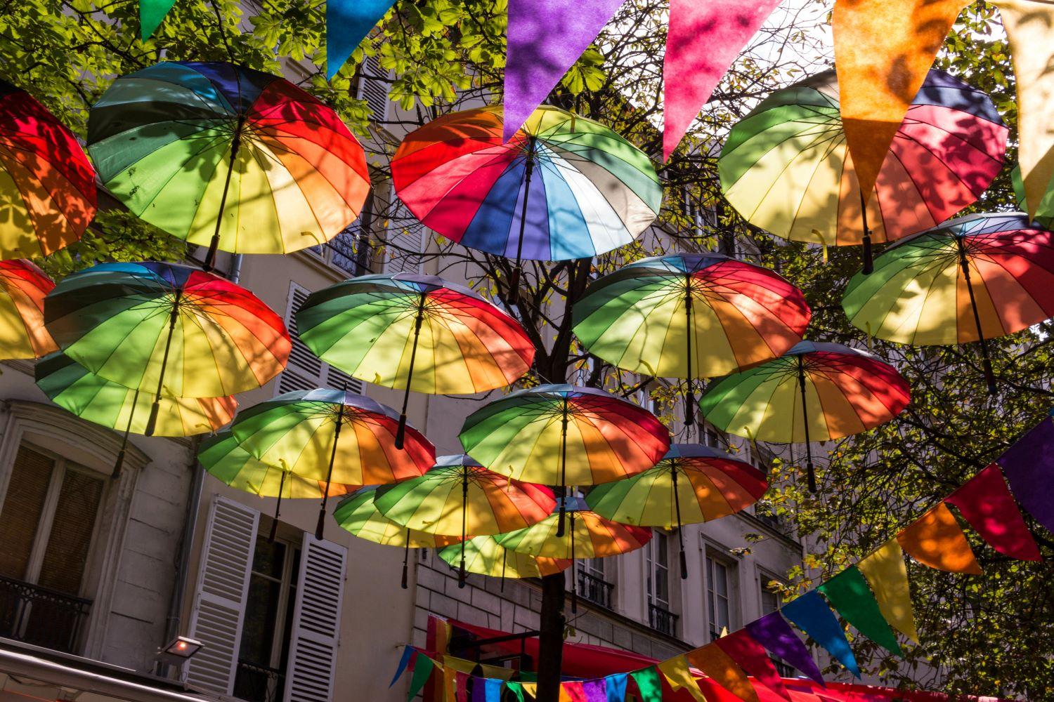 bunte Regenschirme über einer Straße