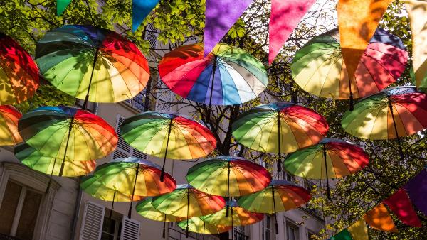 bunte Regenschirme über einer Straße